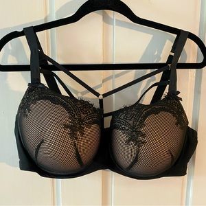 Clinique Black Underwire Bra : Removable Straps on chest